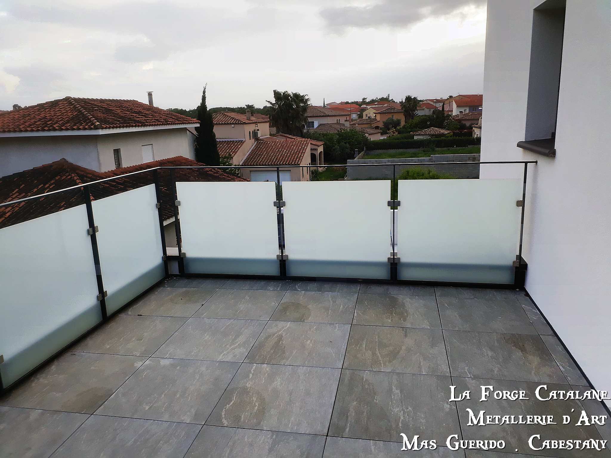 garde corps toit terrasse vitrage chassis fer forge catalane.jpg